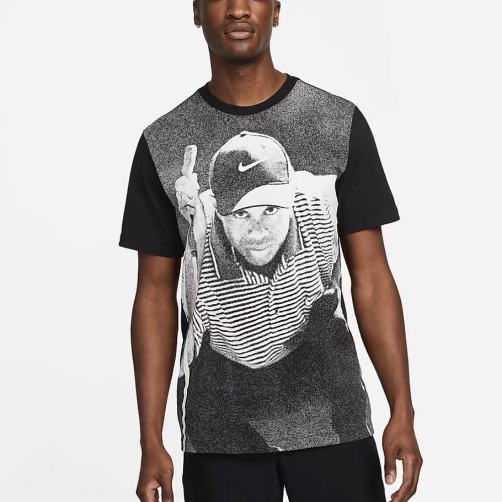 Nike Golf Tiger Woods TW 25th Anniversary Poster Shirt DQ8129-010 (Black/White)